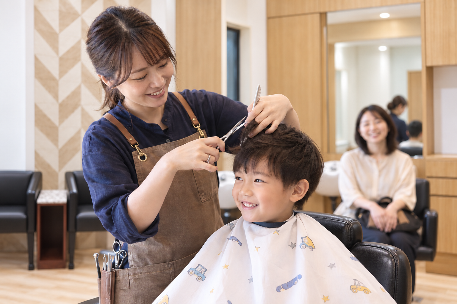 女性理容師による子供のカット施術